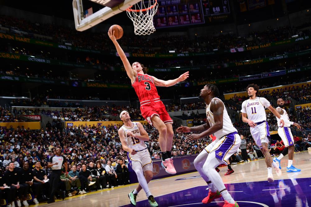 球星赛后把奖杯给队友，太暖心